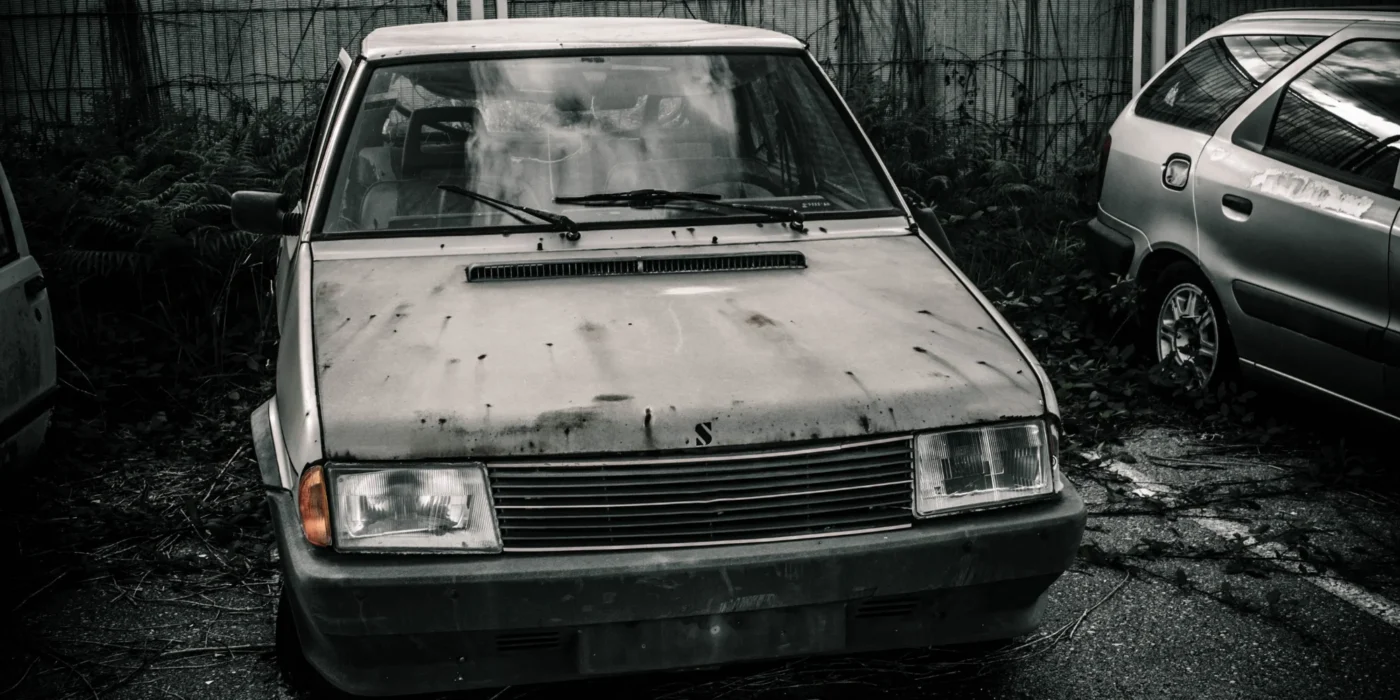 vehículo abandonado en la vía pública