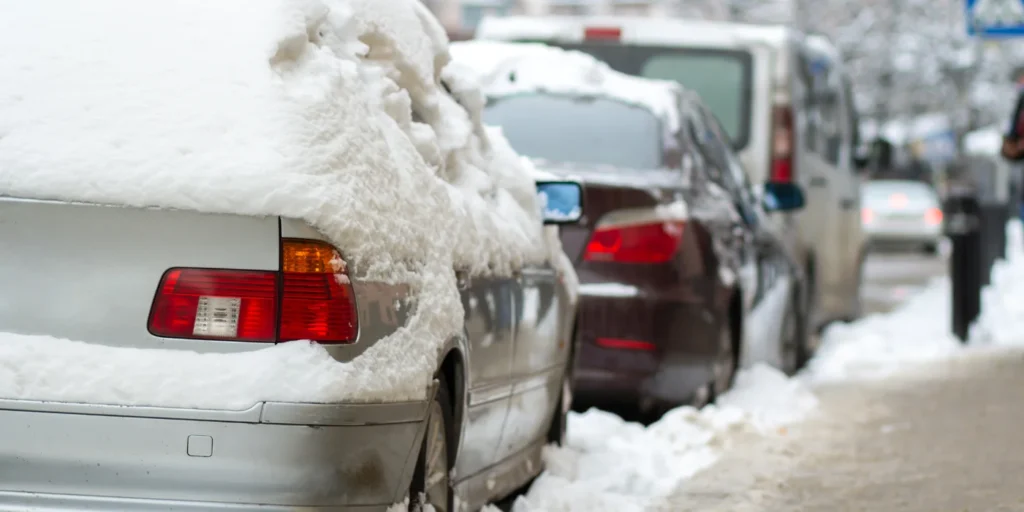 coche aparcado en invierno en la calle